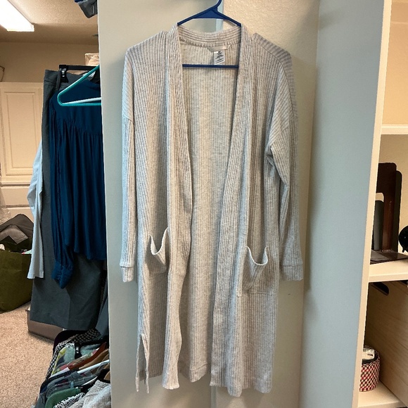 New thin light gray cardigan with pockets. Size L from Member’s Mark. Super soft - Picture 1 of 3